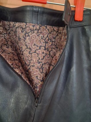 Falda de piel negra