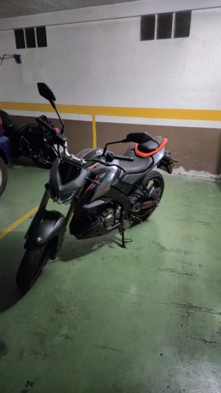 QJ MOTOR SRK 125S Negra y Naranja