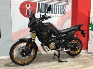 VOGE DS 800 RALLY 2026 Negra y Dorada