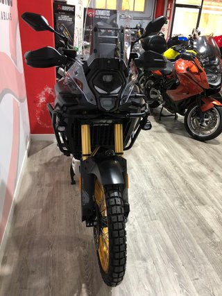 VOGE DS 800 RALLY 2026 Negra y Dorada