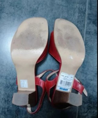 Sandalias rojas de piel