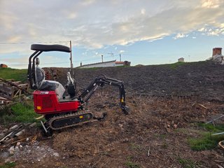 MINIEXCAVADORA 1 TONELADA – COMPACTA – GIRO 360°