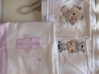 Minicuna blanca con ruedas