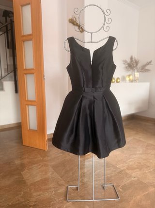 Vestidos de fiesta uno negro y el otro azul midi
