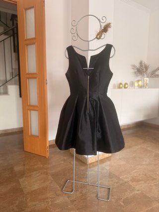 Vestidos de fiesta uno negro y el otro azul midi
