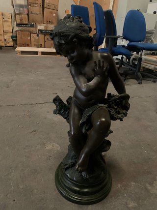Estatua de bronce de niño