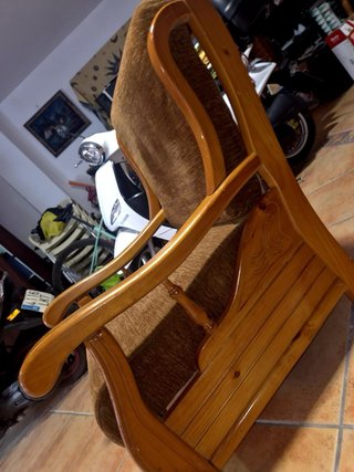 Sillones de madera en buen estado