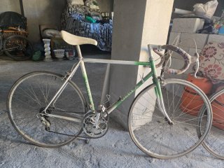 Bicicleta de carretera antigua para restaurar