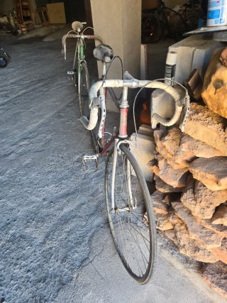 Bicicleta de carretera antigua para restaurar