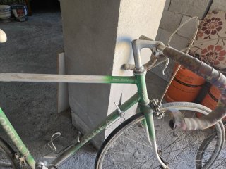 Bicicleta de carretera antigua para restaurar