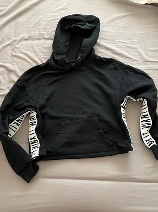 Sudadera negra crop top