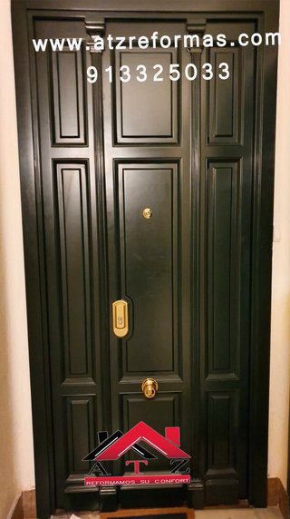Puerta de seguridad con decoración y montaje