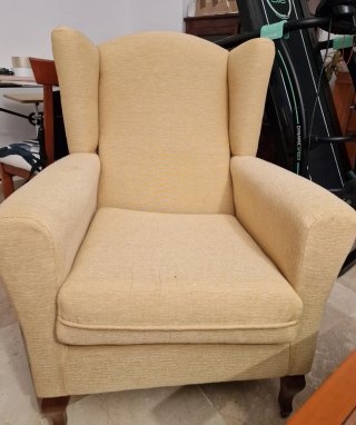 Sillón Orejero Madera Cerezo y Tela Beige