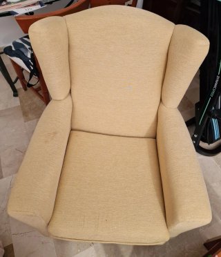 Sillón Orejero Madera Cerezo y Tela Beige
