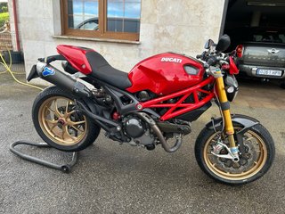 Ducati Monster 1100 S Roja y Dorada