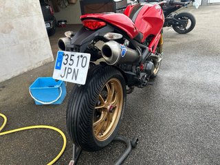 Ducati Monster 1100 S Roja y Dorada