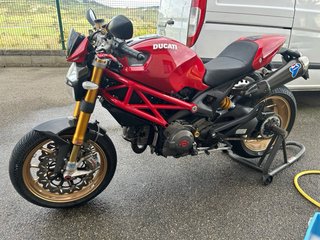 Ducati Monster 1100 S Roja y Dorada