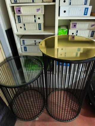 Tavoli ausiliari dorati e neri