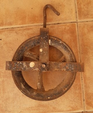 OFERTA. Carrucha + 4 Llaves (+1) antigua