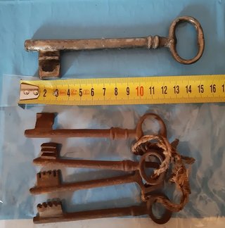 OFERTA. Carrucha + 4 Llaves (+1) antigua