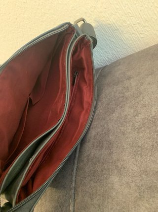 Bolso gris y rosa con compartimentos