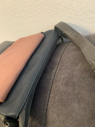 Bolso gris y rosa con compartimentos