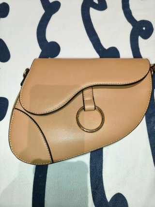 Bolso bandolera beige con detalle dorado