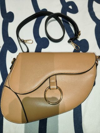 Bolso bandolera beige con detalle dorado