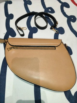 Bolso bandolera beige con detalle dorado