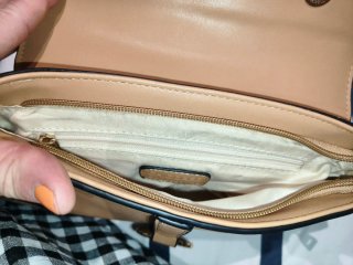 Bolso bandolera beige con detalle dorado