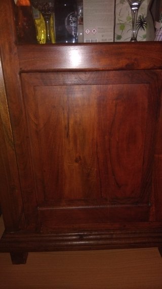 Vitrina de madera maciza con cristal