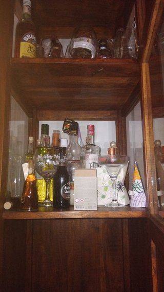 Vitrina de madera maciza con cristal