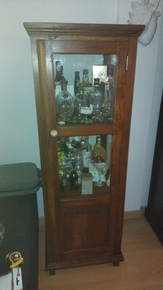 Vitrina de madera maciza con cristal