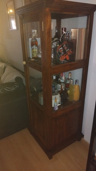 Vitrina de madera maciza con cristal