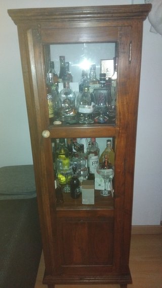 Vitrina de madera maciza con cristal