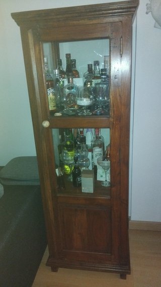 Vitrina de madera maciza con cristal