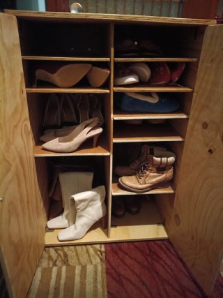 Zapatero de madera con puertas