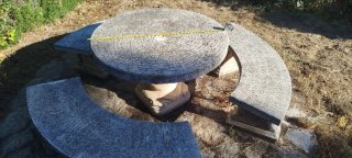 Mesa y bancos de piedra para jardín