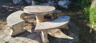 Mesa y bancos de piedra para jardín