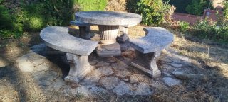 Mesa y bancos de piedra para jardín