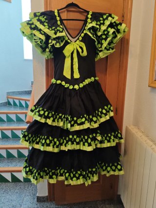 Traje de flamenca negro y verde