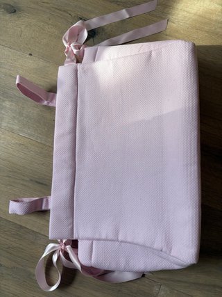 Bolso de bebe con nombre grabado en color rosa.
