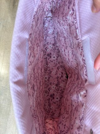 Bolso de bebe con nombre grabado en color rosa.