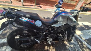 Moto BMW de 800cc, tipo naked, limitable para A2
