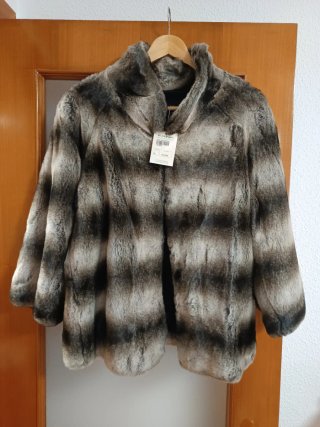 Chaquetón corto pelo marrón y gris.