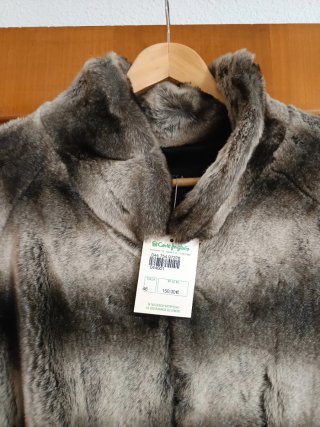 Chaquetón corto pelo marrón y gris.