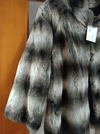 Chaquetón corto pelo marrón y gris.