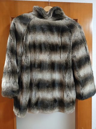 Chaquetón corto pelo marrón y gris.