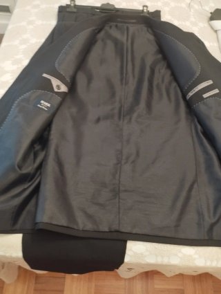 Traje y dos camisas t56, completamente nuevo