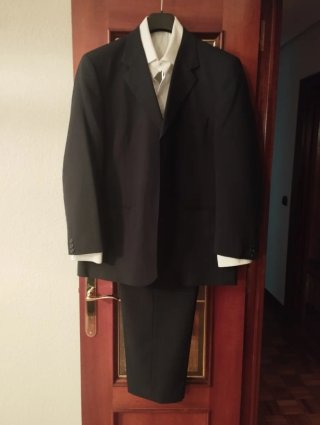 Traje y dos camisas t56, completamente nuevo